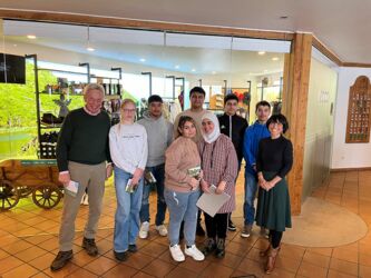 Schüler bei der Besichtigung von Gut Apeldör in Hennstedt