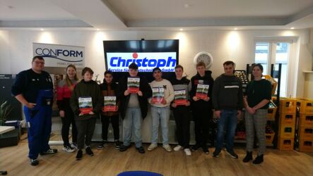 Bild von Schülern bei der Besichtigung der Firma Christoph Service für Haustechnik in Heide